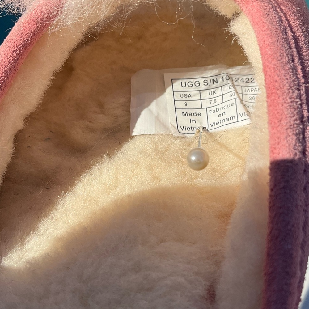 UGG Queen Bee 🐝 Yvett Wedge
Slippers Size 9 - Picture 15 of 16
